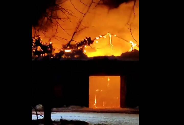 Тракторный парк горел шесть часов в Волосовском районе – видео