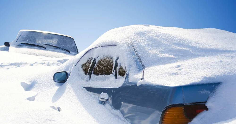 Автомобилистам рассказали, как спасти машину из "снежного плена"