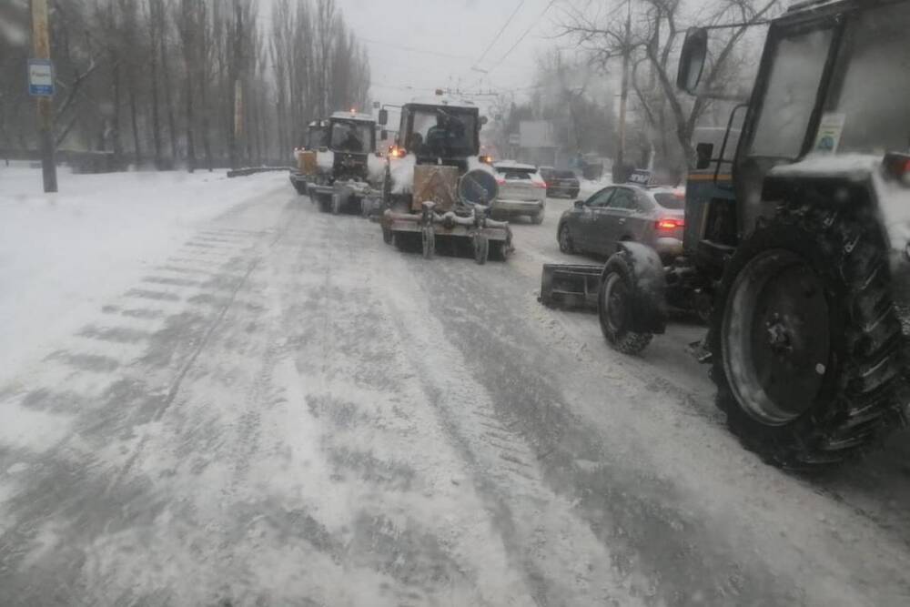 Воронежские комбинаты благоустройства продолжают убирать снег в авральном режиме