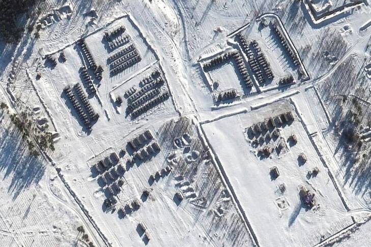 СМИ опубликовали новые спутниковые снимки российских войск у границ Украины