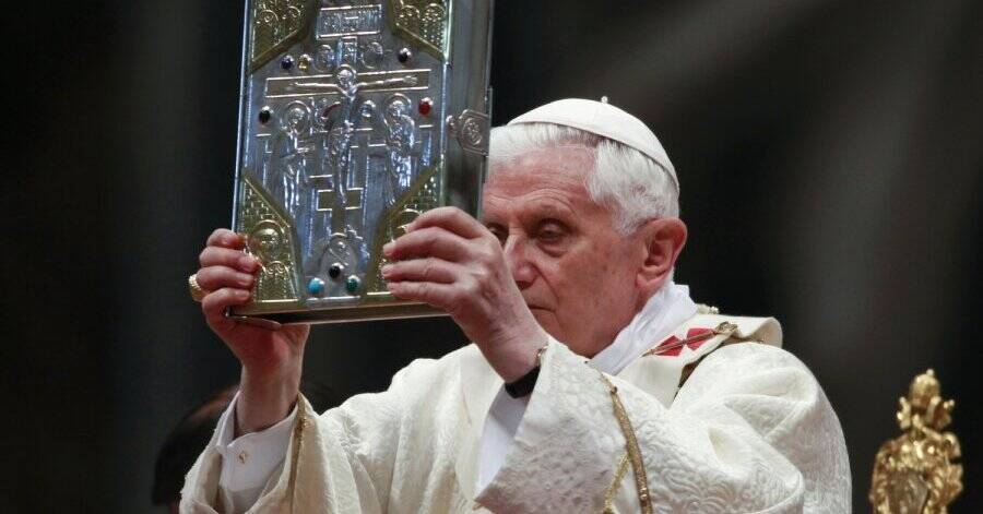 Бенедикта XVI обвинили в покрывательстве священников-педофилов
