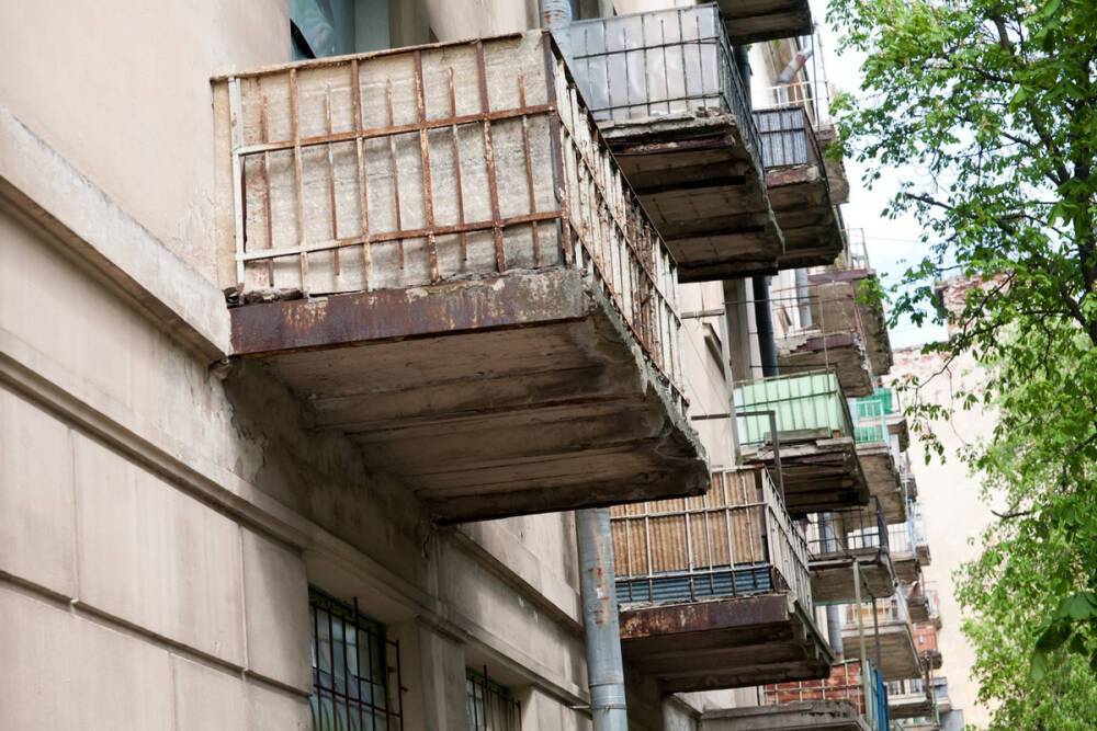 Жительница Кингисеппа отсудила почти 300 тысяч рублей за недостроенный балкон