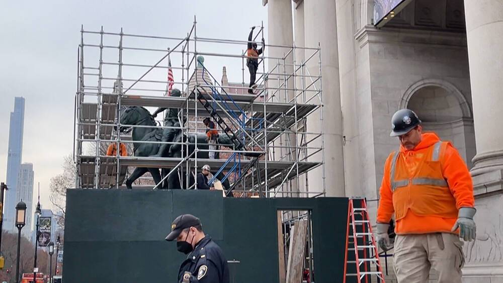 В Нью-Йорке после бурных дебатов демонтировали памятник Рузвельту