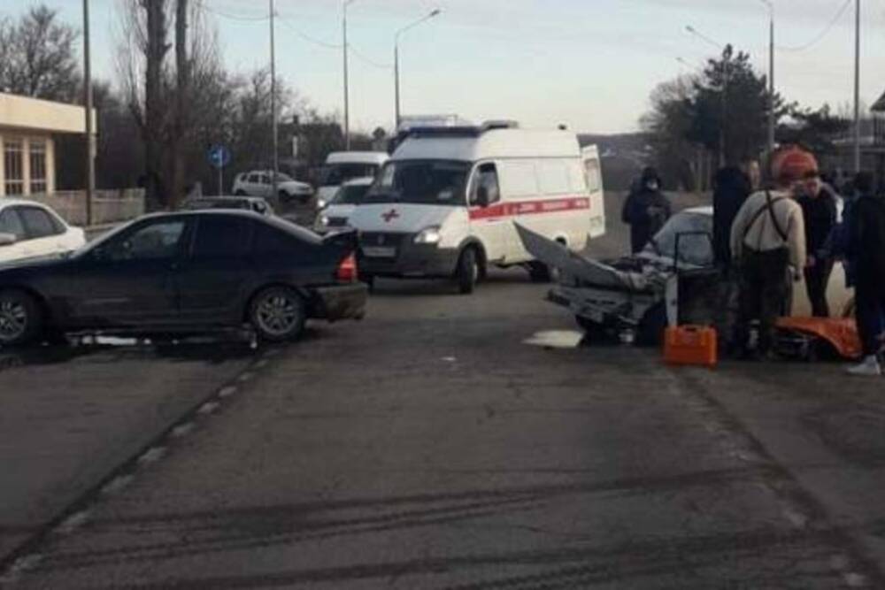В Абинском районе столкнулись БМВ и четвёрка, два человека пострадали