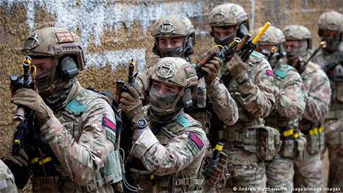 Лондон может послать сотни солдат в страны Балтии и Польшу