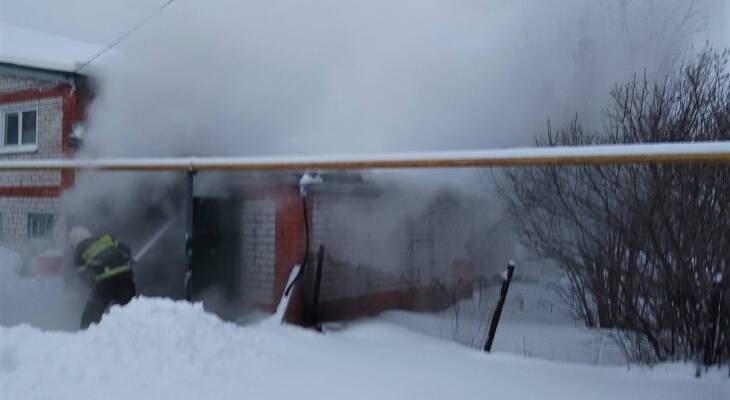 В чувашской деревне пожарные тушили гараж с припаркованным внутри BMW