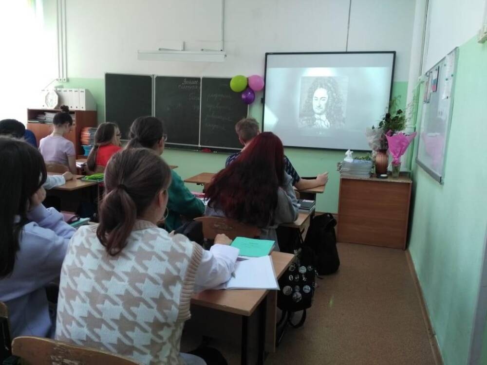 «Театр абсурда»: в Новосибирске директор школы №76 пытается оспорить штраф Роспотребнадзора за переполненность классов