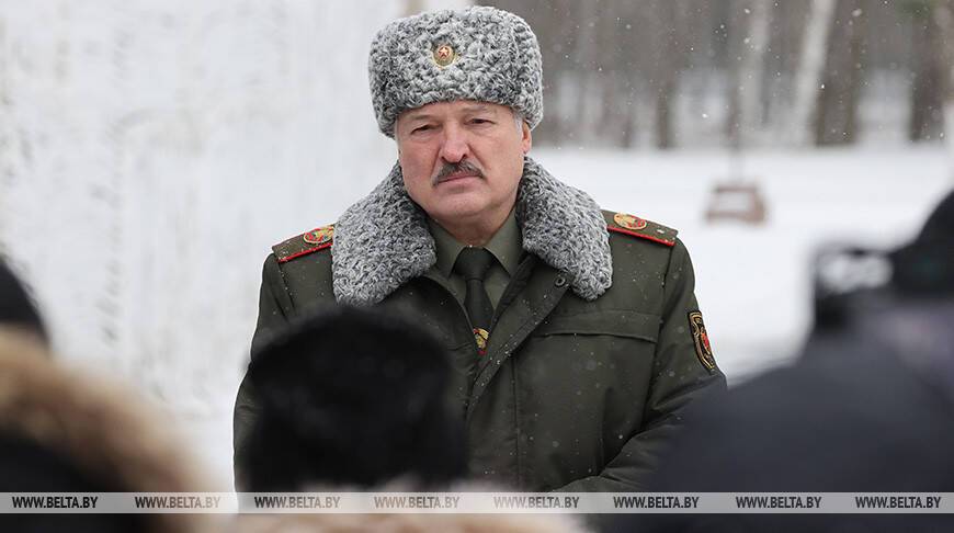 Лукашенко рассказал, как перенес омикрон: не очень себя чувствовал, но на лыжах бегал, дрова рубил