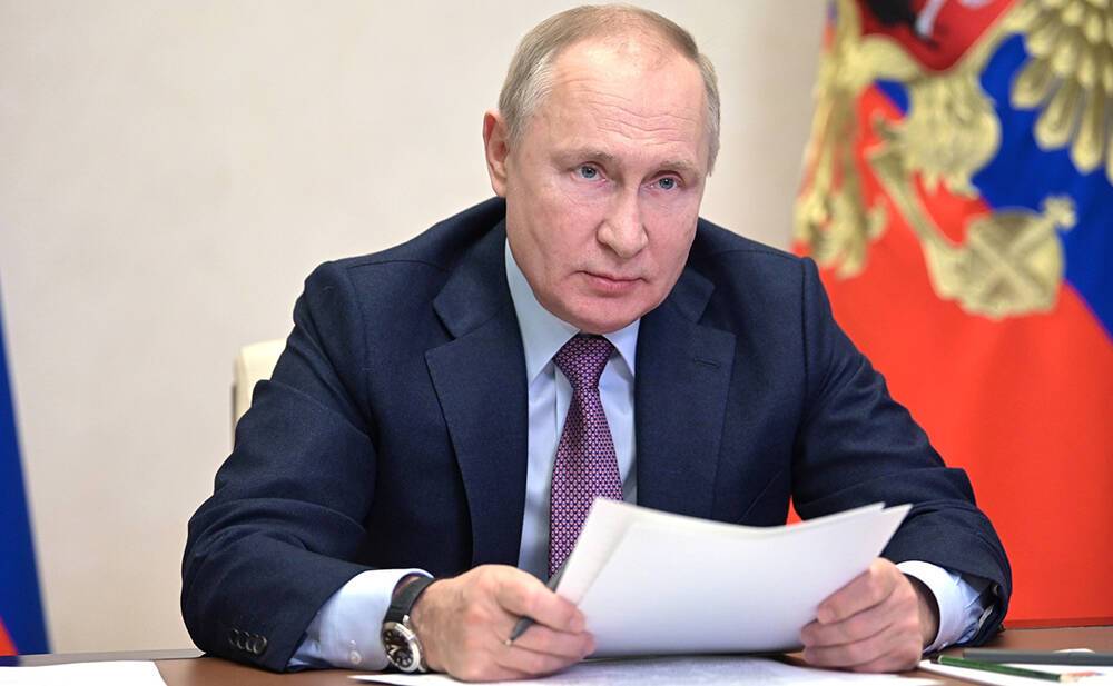 Путин поручил повысить пенсии военным