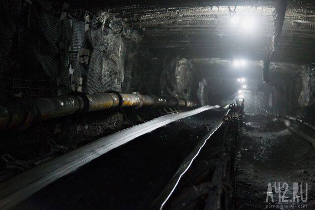 В Кузбассе остановили работу шахты «Комсомолец». Шахтёров выводят на поверхность