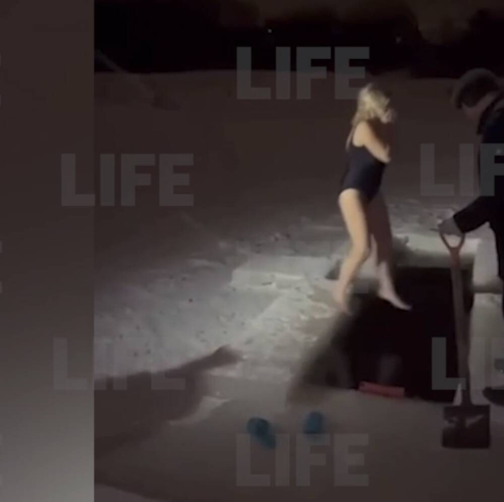 Жуткое видео: женщину затянуло под лед во время крещенских купаний на реке Оредеж
