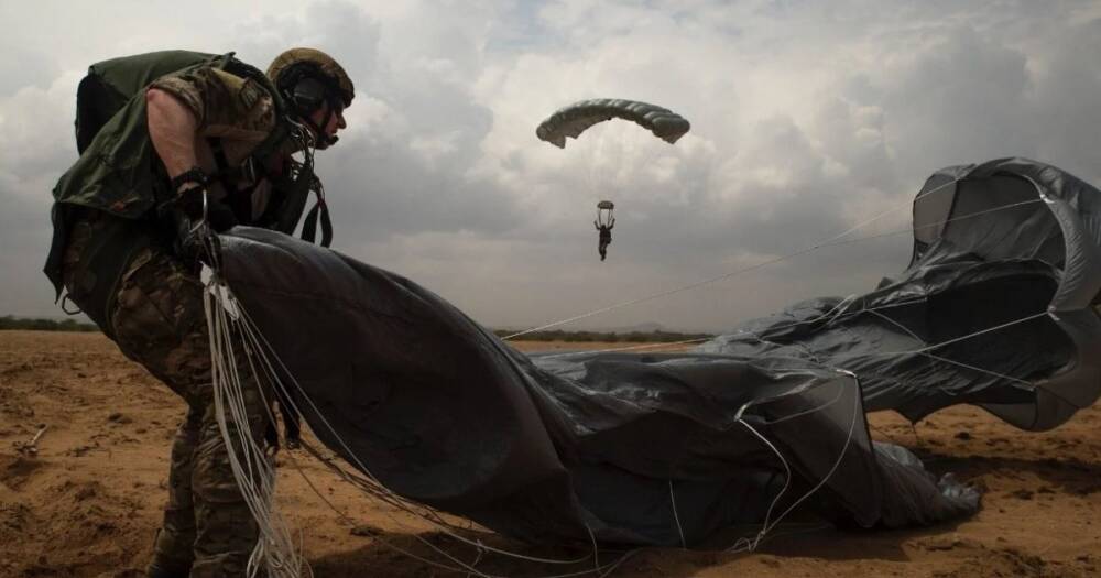 Раскроется в 152 м над землей. Армия США тестирует новые запасные парашюты для десанта