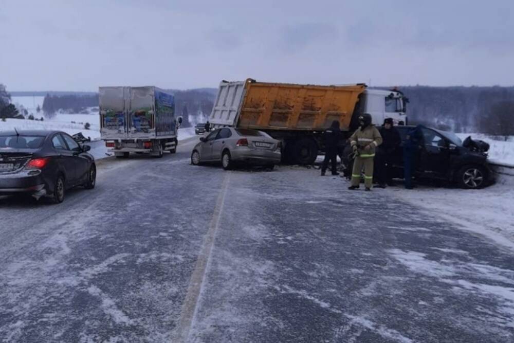 В массовой аварии с грузовиком в Чувашии погибла женщина