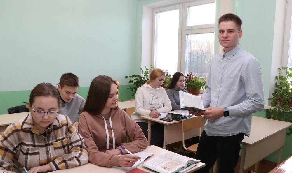 Люби то, что делаешь! История молодого учителя из Ивьевского района, которого ценят дети и уважают коллеги