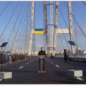 В Запорожье президент открыл проезд по верховой части вантового моста. Фото