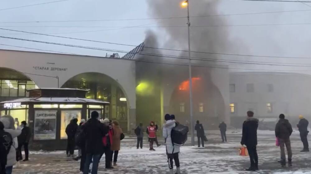 Пожар произошел на станции метро «Старая деревня» в Петербурге