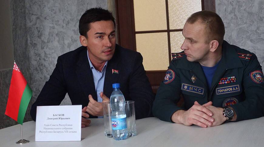 Сенатор посетил отдел по ЧС в Минске и обсудил с коллективом изменения Конституции