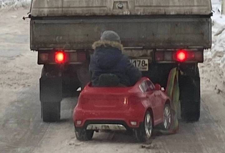 В Кузьмолово ребенка посадили в игрушечную машину следом за грузовиком
