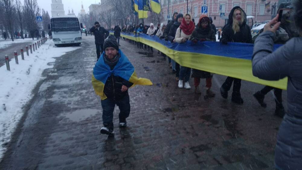 В Киеве стращали Россию 500-метровым украинским флагом
