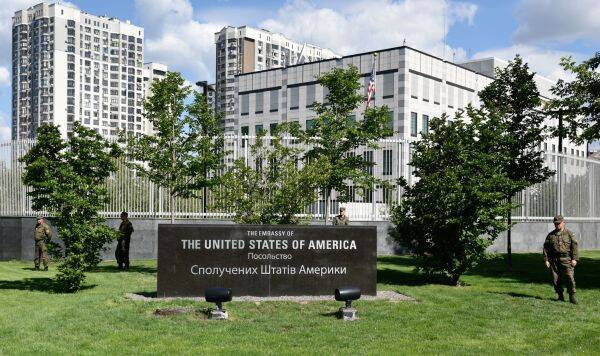 СМИ: США планируют эвакуацию людей из посольства на Украине