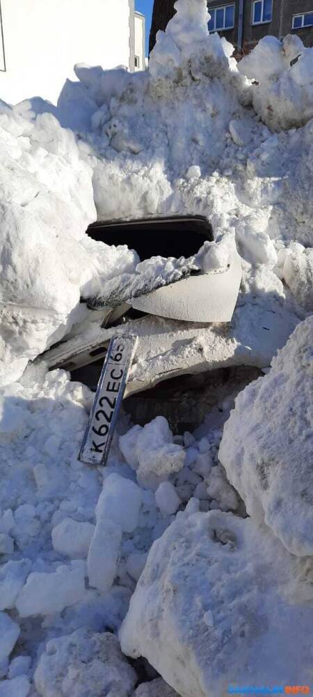 Засыпанную снегом машину раскурочили во время расчистки в Южно-Сахалинске