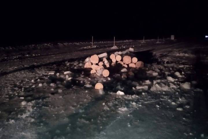 На севере Омской области на переправе ушёл под лёд тяжёлый грузовик