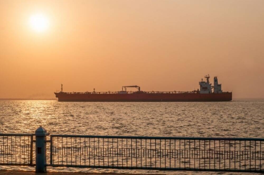 На танкере с российским экипажем в Черном море вспыхнул пожар