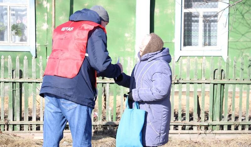Шторы, постельное, одежда - добровольцы собирают вещи голышмановским пенсионерам