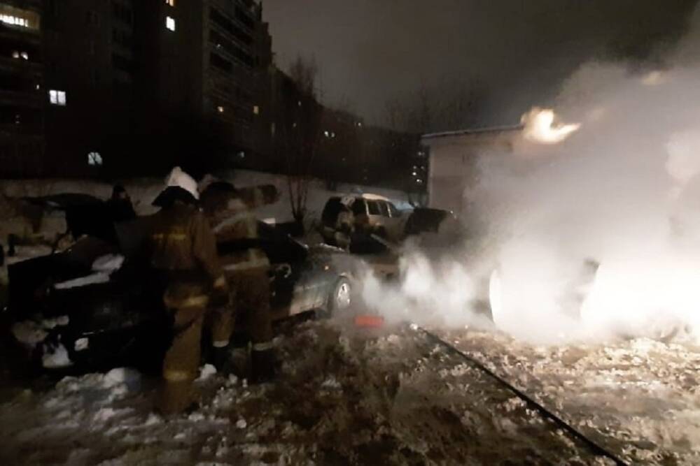 Четыре машины сгорели ночью в Екатеринбурге