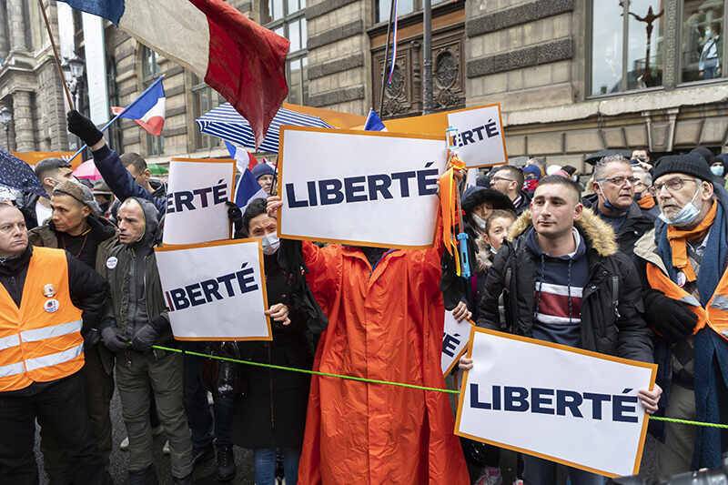 Во Франции прошли массовые акции против COVID-пропусков