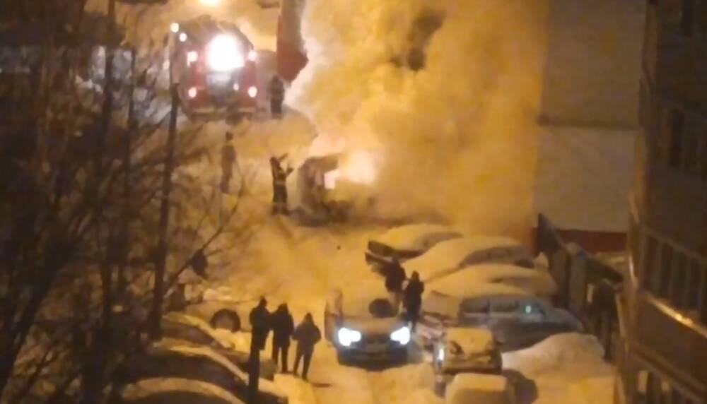 В одном из дворов Канищева загорелся автомобиль