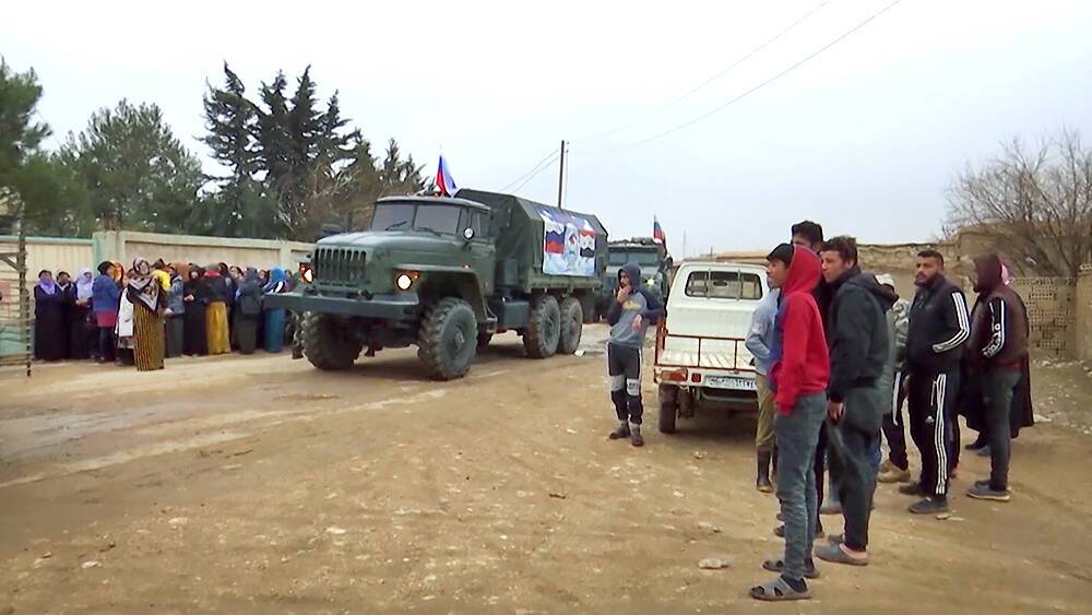 Российские военные доставили гуманитарную помощь жителям сирийского посёлка