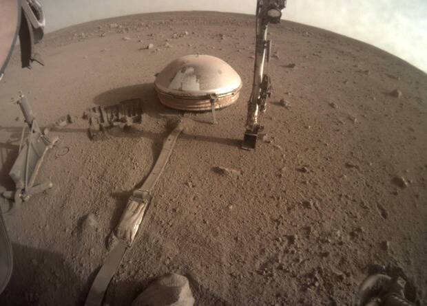 Станция InSight пережила мощную пылевую бурю на Марсе