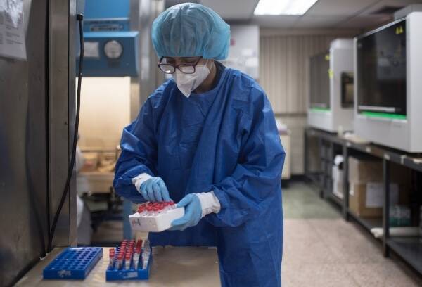 Главный инфекционист ФМБА: сделать искусственный вирус в лаборатории не так уж сложно