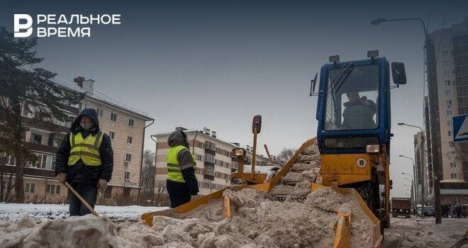 В Казани снегоуборочная машина заблокировала автомобиль грудой снега