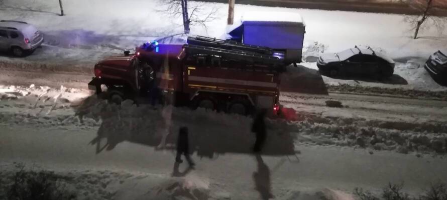 Очевидцы: пожарная машина застряла в Петрозаводске на нечищеной дороге (ФОТО)