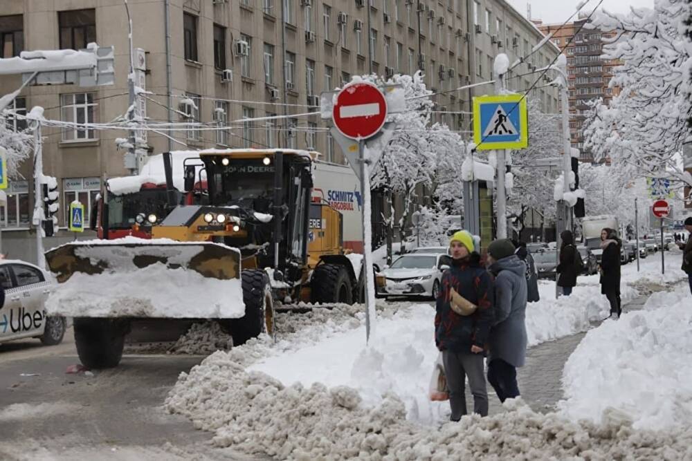 В Краснодаре школьников отправили на каникулы из-за сильного снегопада