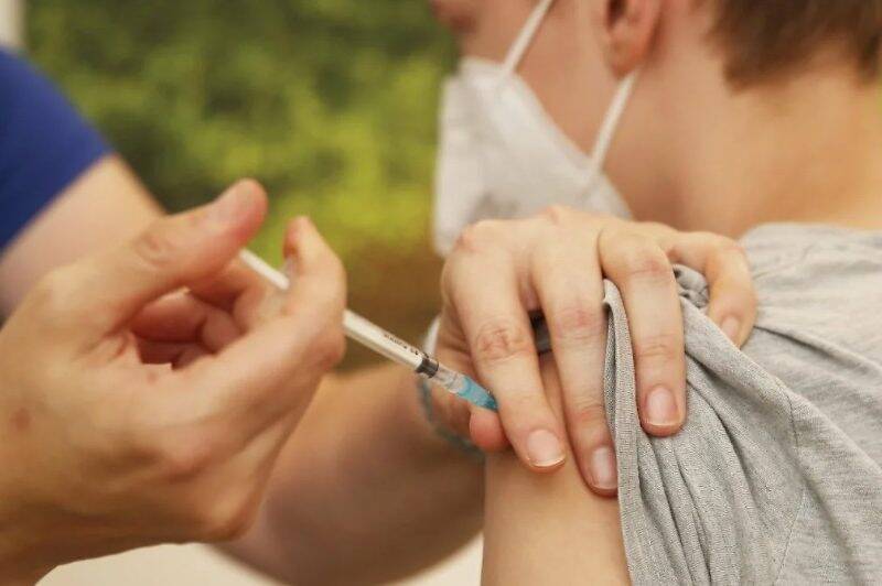 В Петербург завезли первую партию вакцины от коронавируса для подростков