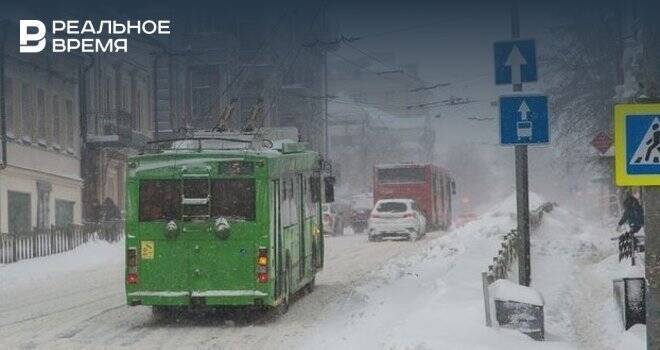 Соцсети: В Казани троллейбус ехал с человеком на крыше