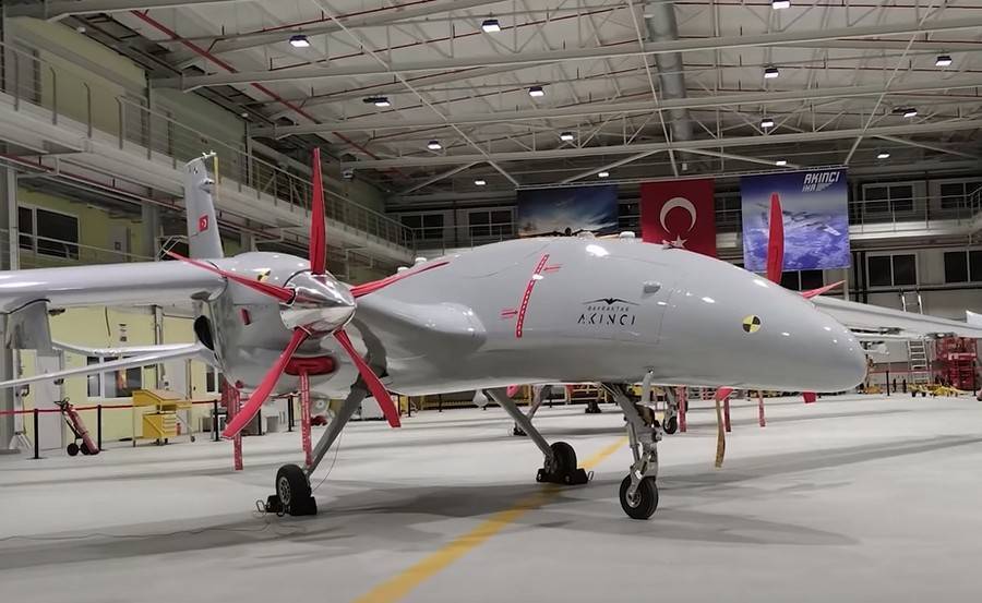Турция заключила первый контракт на поставку тяжёлых ударных беспилотников Bayraktar Akinci за рубеж