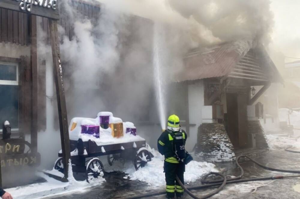 В подмосковном поселке загорелся ресторан