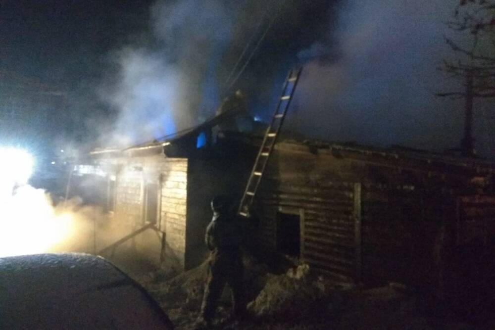 Баня вспыхнула в Пскове субботним вечером