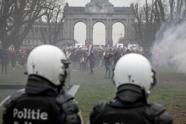 Погромщики раззадорили 50 тысяч человек на протесте против ограничений в Брюсселе