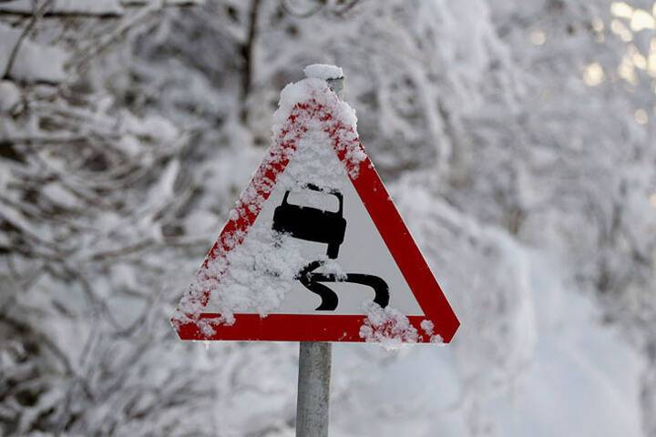 Отказаться от длительных поездок во время снегопадов призвали псковичей в МЧС
