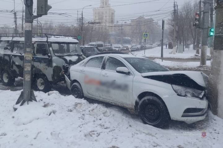 На севере Волгограда в ДТП пострадала 18-летняя пассажирка такси
