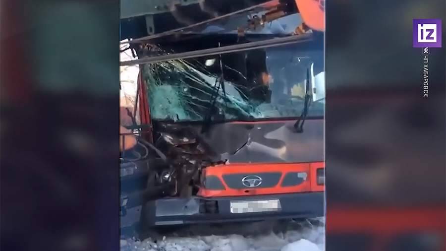 Женщина пострадала при столкновении автокрана с автобусом в Хабаровске