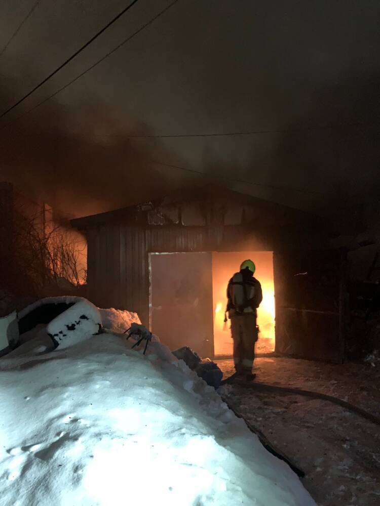 В Вартемягах загорелся гараж
