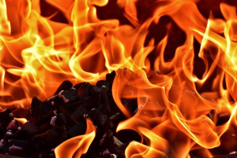 5 пожарных расчетов тушили горевший в на Новорабочем проезде в Туле дом