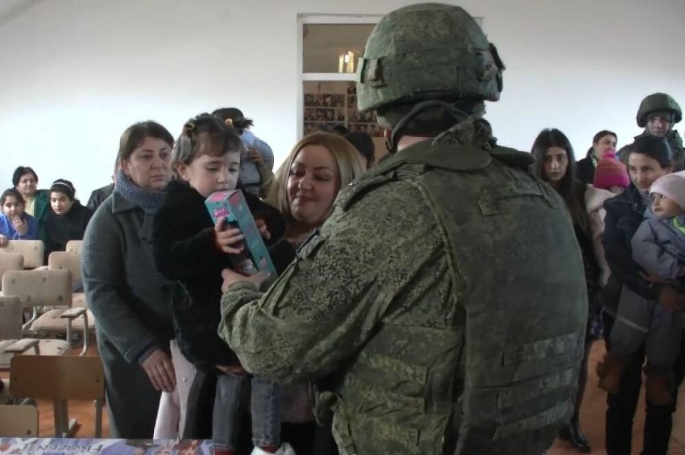 Российские миротворцы вручили подарки более 50 детям в Нагорном Карабахе
