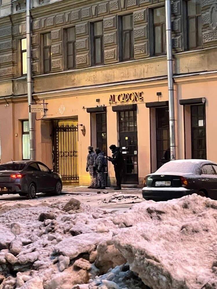 В Петербурге полиция выставила посты у баров, закрытых после рейдов по QR-кодам